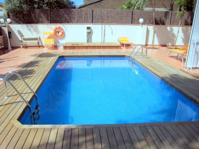 Family-friendly apartment with pool, patio & yard | Dogs allowed — photo 3