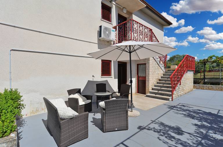 Apartment with barbeque & patio — photo 2