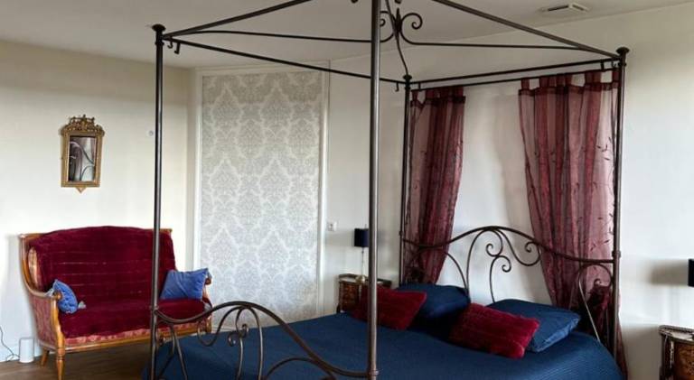 Chambre romantique dans le chateau de la Bouchatte in Montlucon