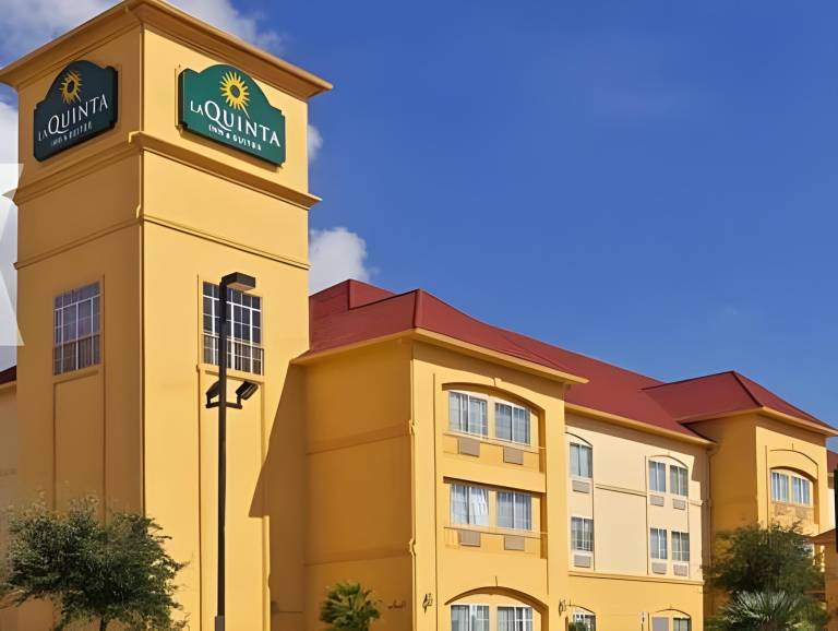 La Quinta Inn & Suites by Wyndham Laredo Airport in Laredo, TX
