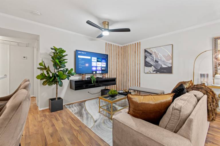Luxe Modern Dallas Condo 2 Mi to Highland Park