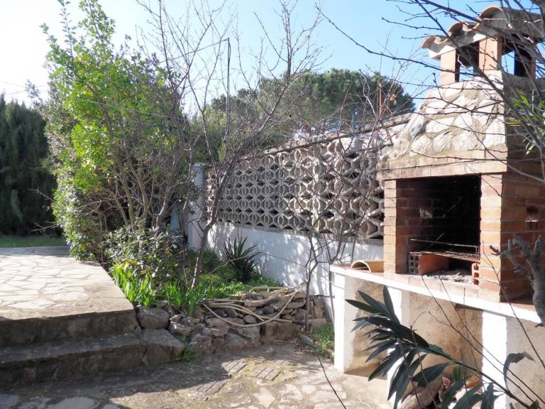 Tranquil House with Large Garden, Wi-Fi, and 200m from the Beach in Riells — photo 2