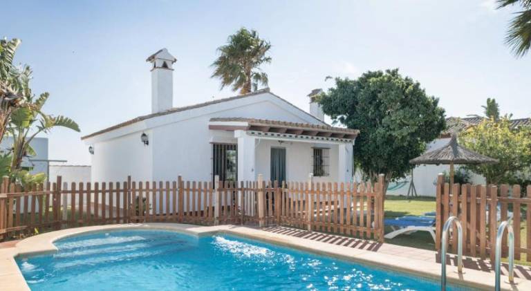 House with barbeque, private pool & yard in Chiclana de la Frontera