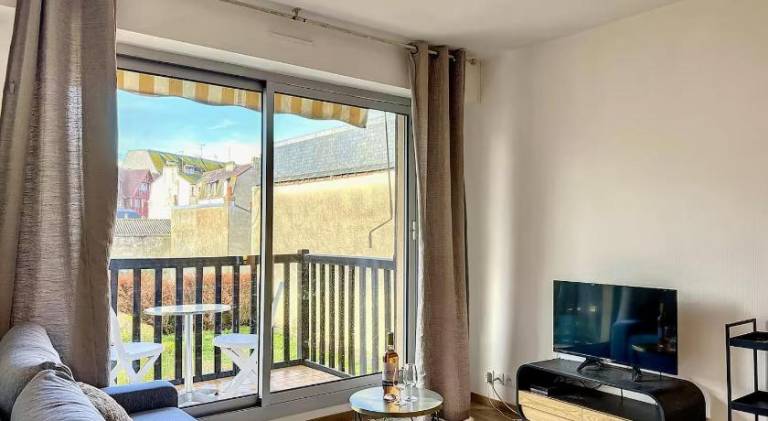 Holiday apartment with patio in Touques