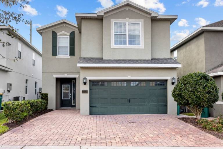 Vacation home with yard, BBQ & jacuzzi — photo 2