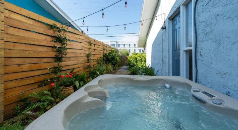 Beach getaway 12min Hot tub Fenced patio & Games — photo 3