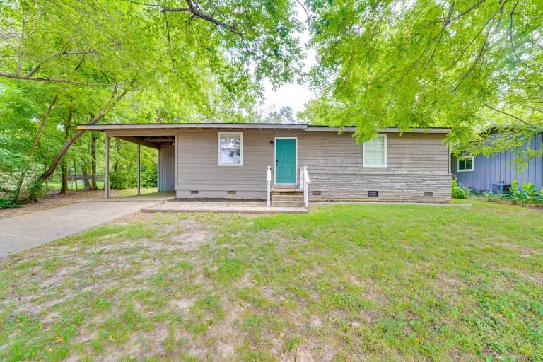 4 Mi to Dtwn: Dog-Friendly Fayetteville Home — photo 3