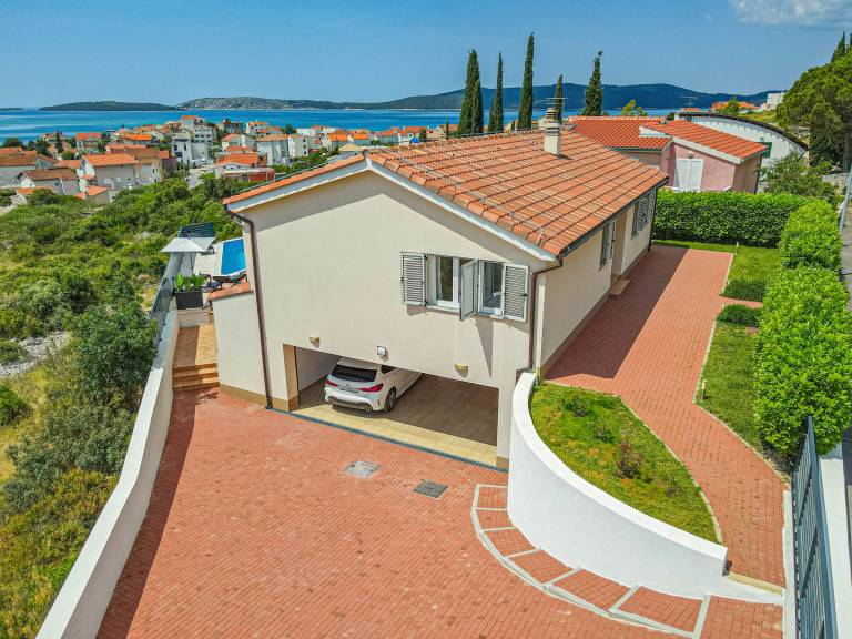 House with terrace, yard & private pool | Sea view — photo 3