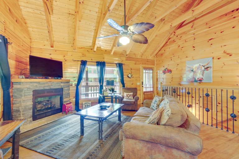 Pigeon Forge Cabin w/ Pool Table & Deck Near Town! — photo 4