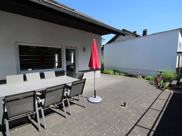 Apartment with terrace, BBQ & yard — photo 4