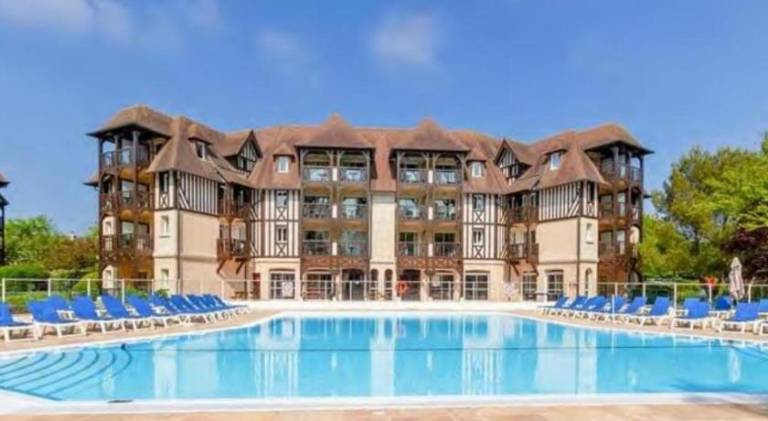 Rental apartment with pool in Touques