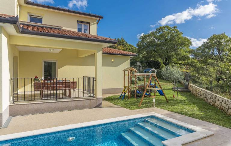 Rental with BBQ, garden & patio | Pool view — photo 5