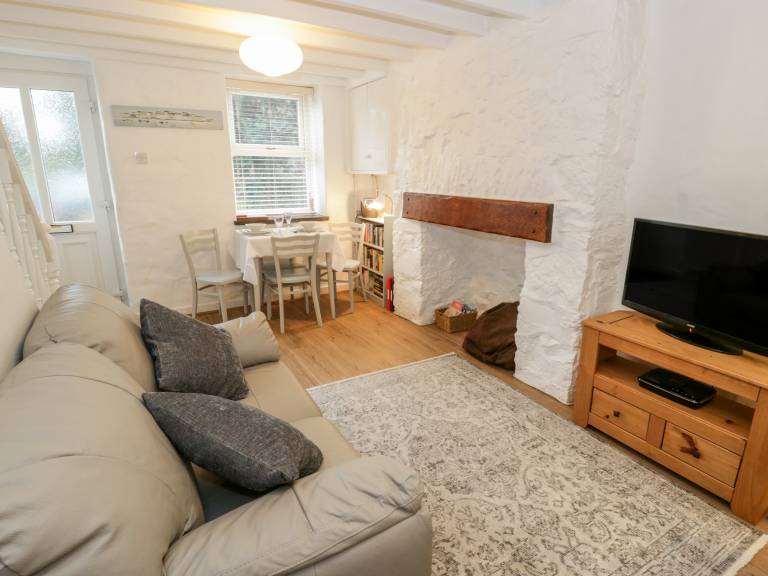 Cottage with garden — photo 4