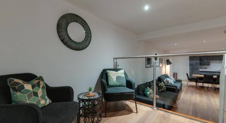 Holiday apartment with patio | Close to The Beatles Story — photo 4