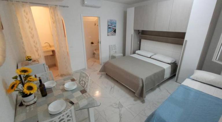 Serviced apartment with yard & patio — photo 2