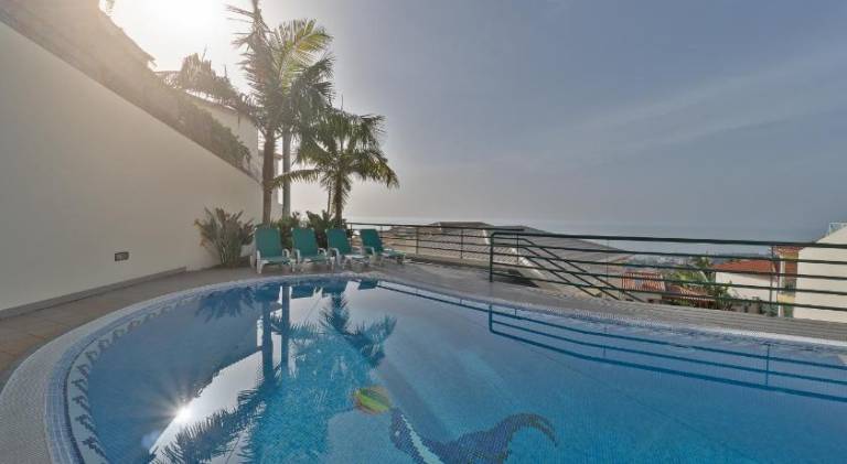 Villa with private pool, BBQ & yard | Next to Tropischer Garten Monte Palace in Funchal