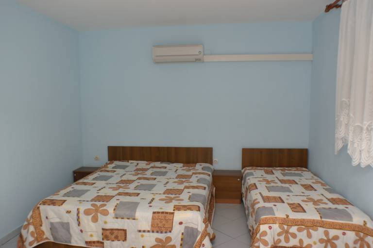 One bedroom apartment near beach Kustići, Pag (A-4087-e) — photo 5