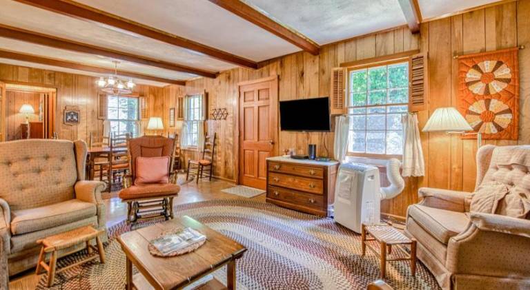 Charming vacation home with pool | Pet-friendly — photo 2