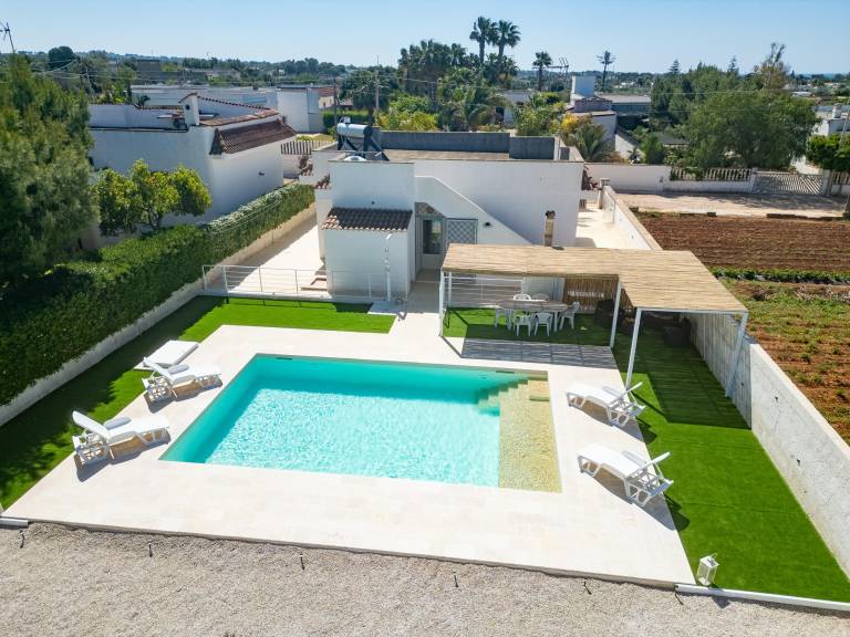 Villa with yard, BBQ & private pool — photo 5