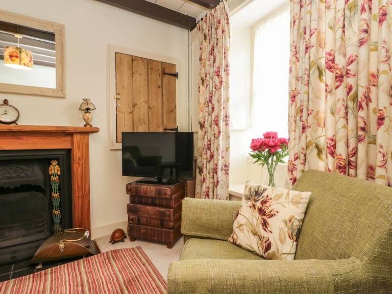 Cottage with garden — photo 2