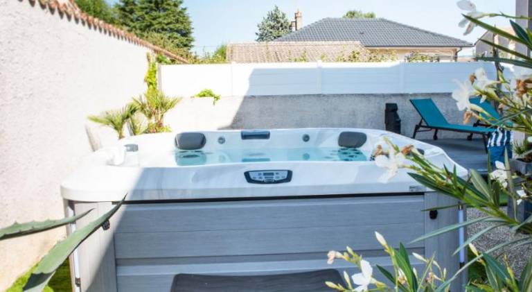 Nice vacation home with hot tub & pool | Pet-friendly — photo 4