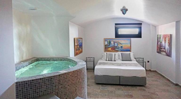 Serviced apartment with garden, pool & patio | Perfect for remote work — photo 3