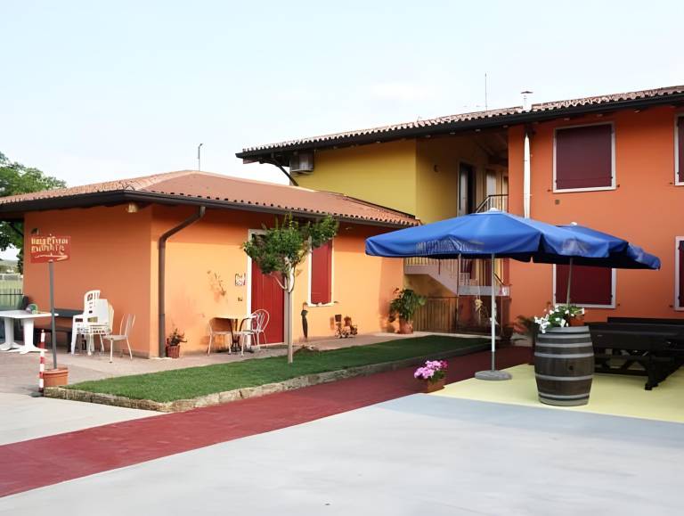 House with pool, patio & yard in Lazise
