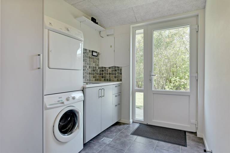Family-oriented vacation home with sauna & hot tub | Pets allowed — photo 4