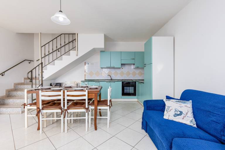 Charming Holiday Home Tanaunella appartamento 2 with Ventilators, Balcony, Terraces & Sea View; Parking Available, Pets Allowed — photo 4