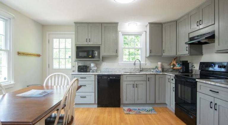 Stylish Home Dog Friendly Close to Beach — photo 5