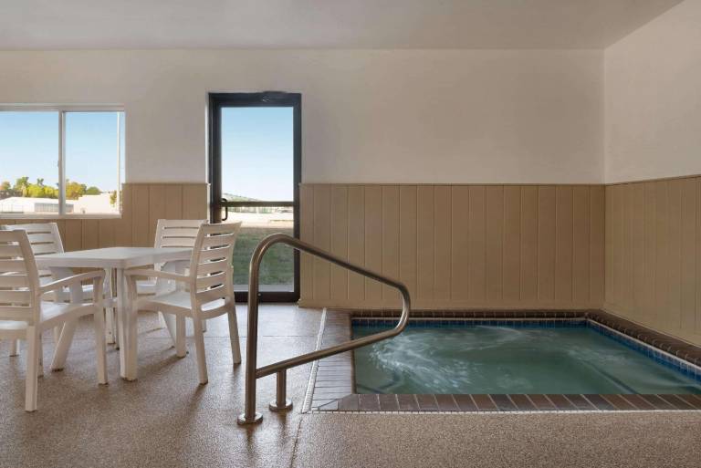 Super 8 By Wyndham Sioux Falls — photo 2