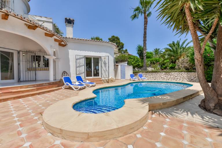 Fully equipped villa with grill, private pool & yard | Dogs allowed — photo 3