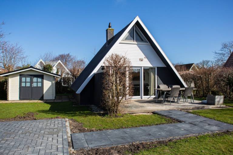 Vacation home with terrace & yard — photo 3