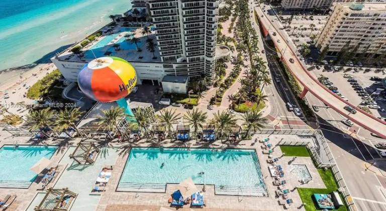 Serviced apartment with terrace, pool & garden in Aventura, FL