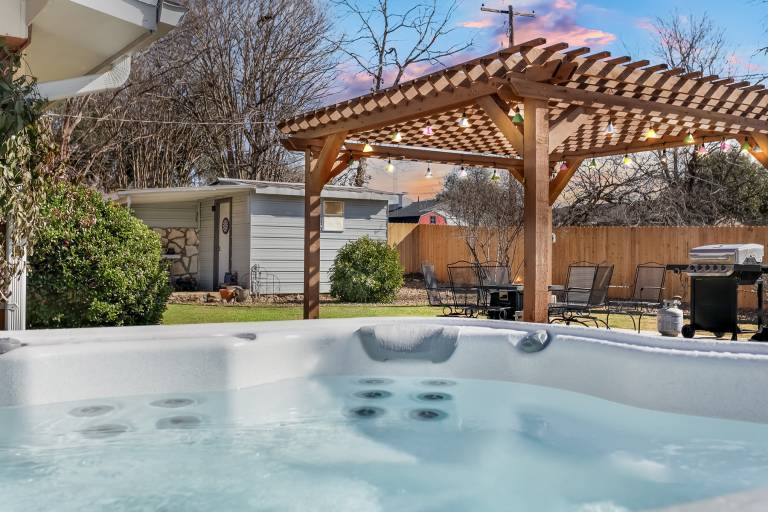 Das Crow Haus 3/2 Pet Friendly Fire-pit Grill Hot Tub in Fredericksburg, TX