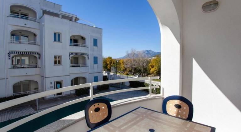 Serviced apartment with pool & patio | Next to the beach | Dogs allowed — photo 3