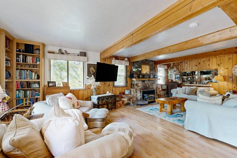 Rooster's Den Charming house with expansive deck, cable, internet, near Big Bear Lake — photo 3