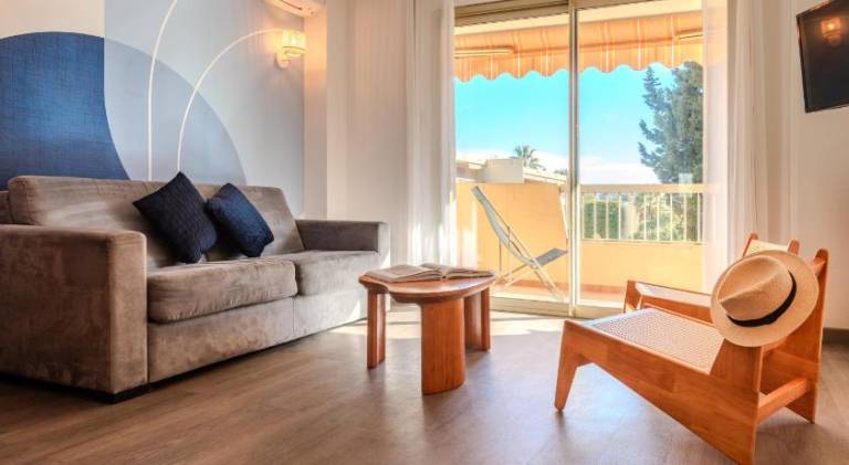 Serviced apartment with terrace, yard & private pool | Suitable for remote work | Dogs allowed — photo 2