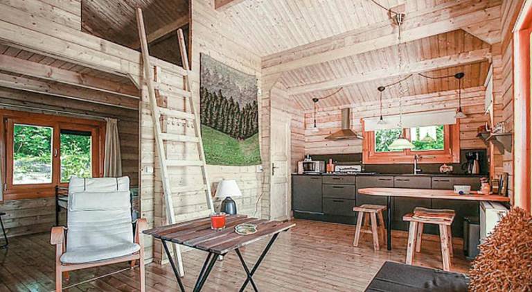 Pleasant chalet with barbecue, yard & terrace | Pets allowed — photo 3