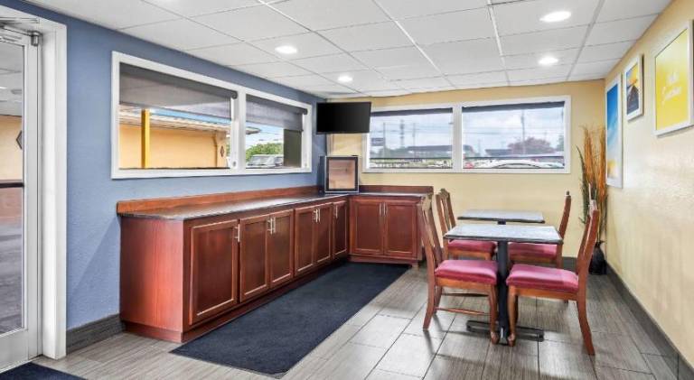 Days Inn by Wyndham Jacksonville NC — photo 5