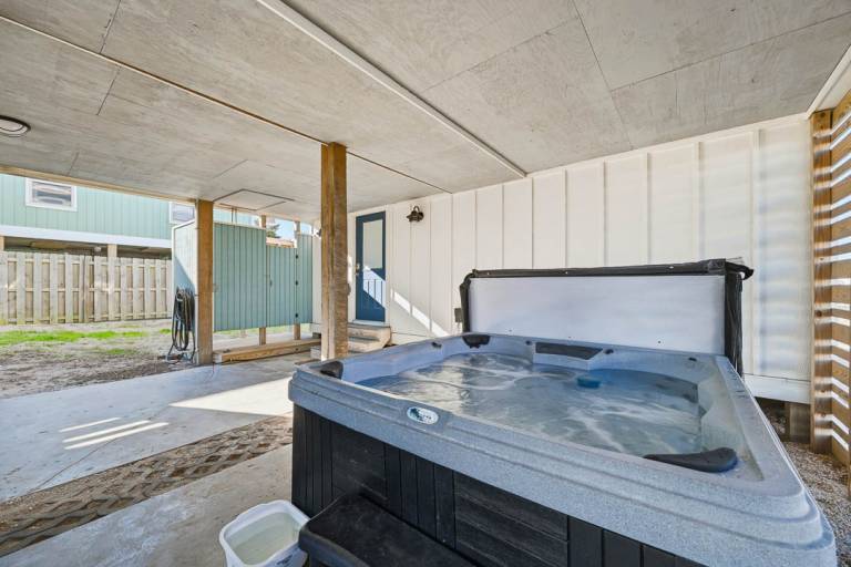 Liv'n Wright Hot Tub 600 ft to the beach — photo 3