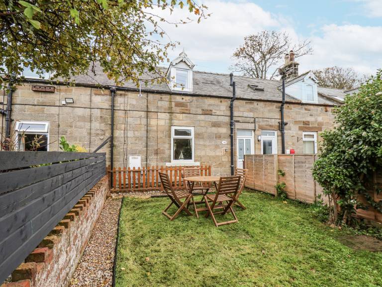 Children-friendly beautiful cottage with yard | Beach view | Pets allowed in Whitby