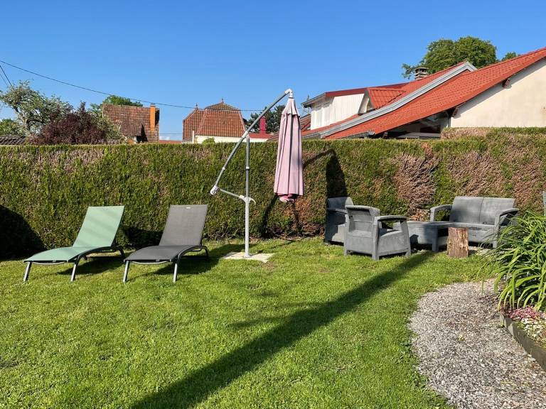 Cottage with barbeque & yard — photo 3