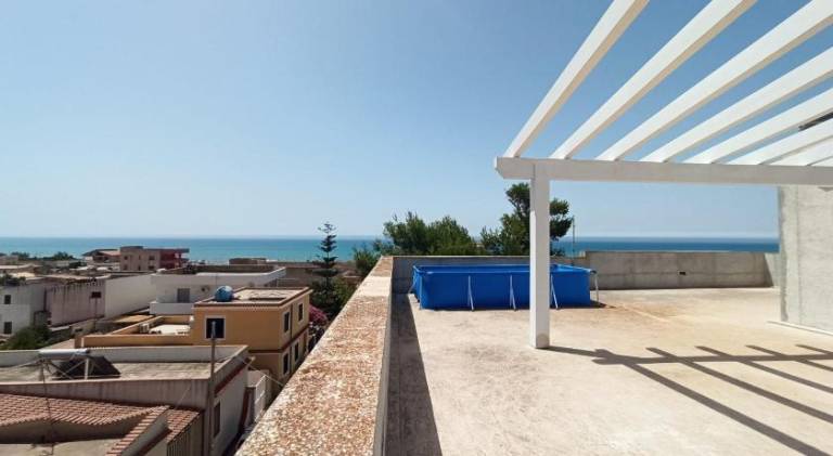 Apartment with pool — photo 4