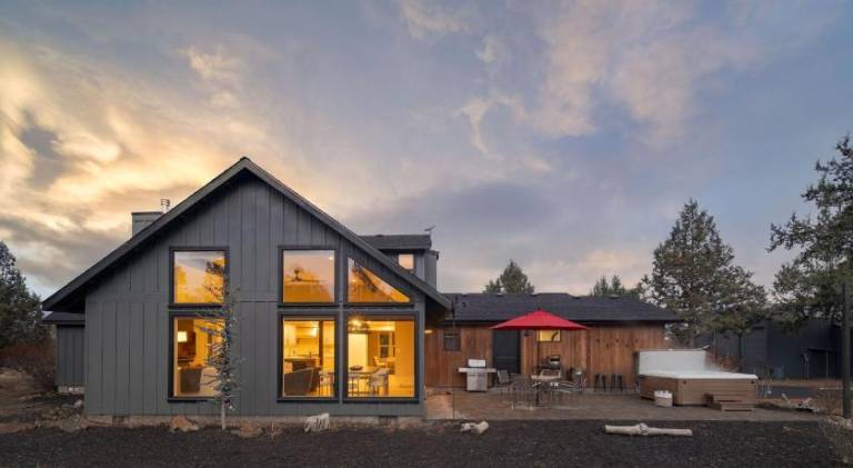 The Gem Estate by AvantStay Modern Farmhouse w Lavender Fields Hot Tub in Bend, OR