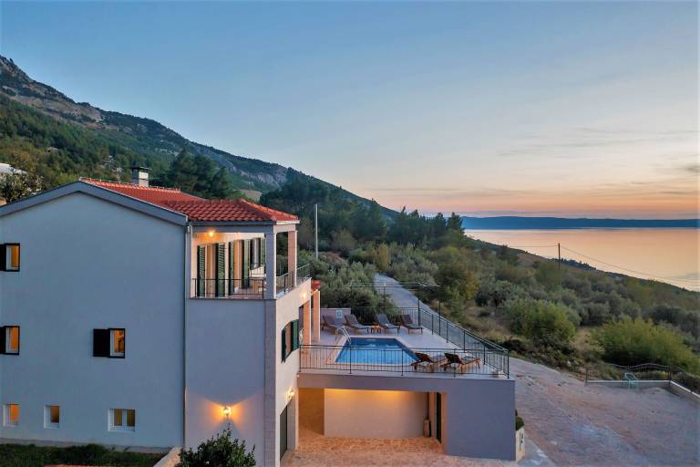 Children-friendly pleasant villa with patio, pool & barbecue | Mountain view | Dogs allowed — photo 3