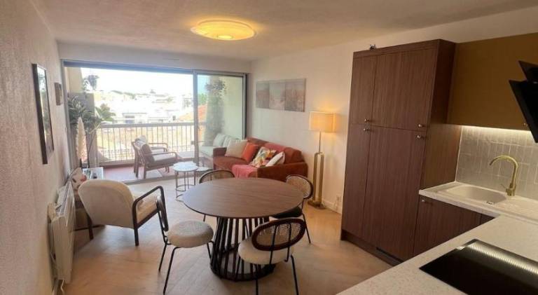 Holiday apartment with patio in La Grande-Motte