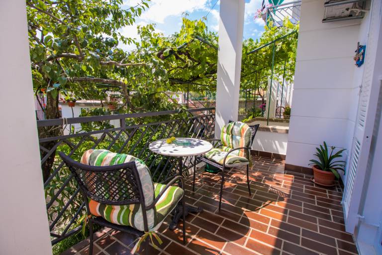 Fully equipped apartment with yard, patio & grill | Garden view | Next to the beach | Dogs allowed — photo 2
