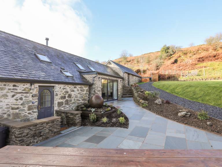 Cottage with barbeque, hot tub & yard in Conwy