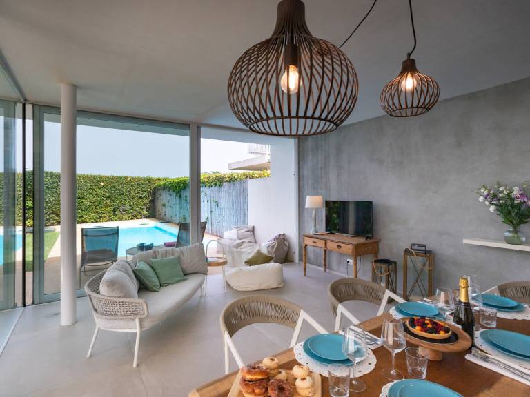 Villa with yard, barbecue & private pool | Garden view — photo 5